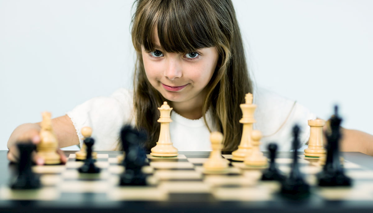 girl chess playing intelligence