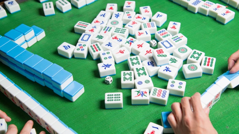 playing-mahjong
